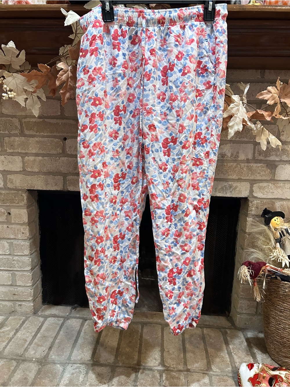 Uniqlo Women’s White Pajama Pants with Red & Blue Floral Print EUC